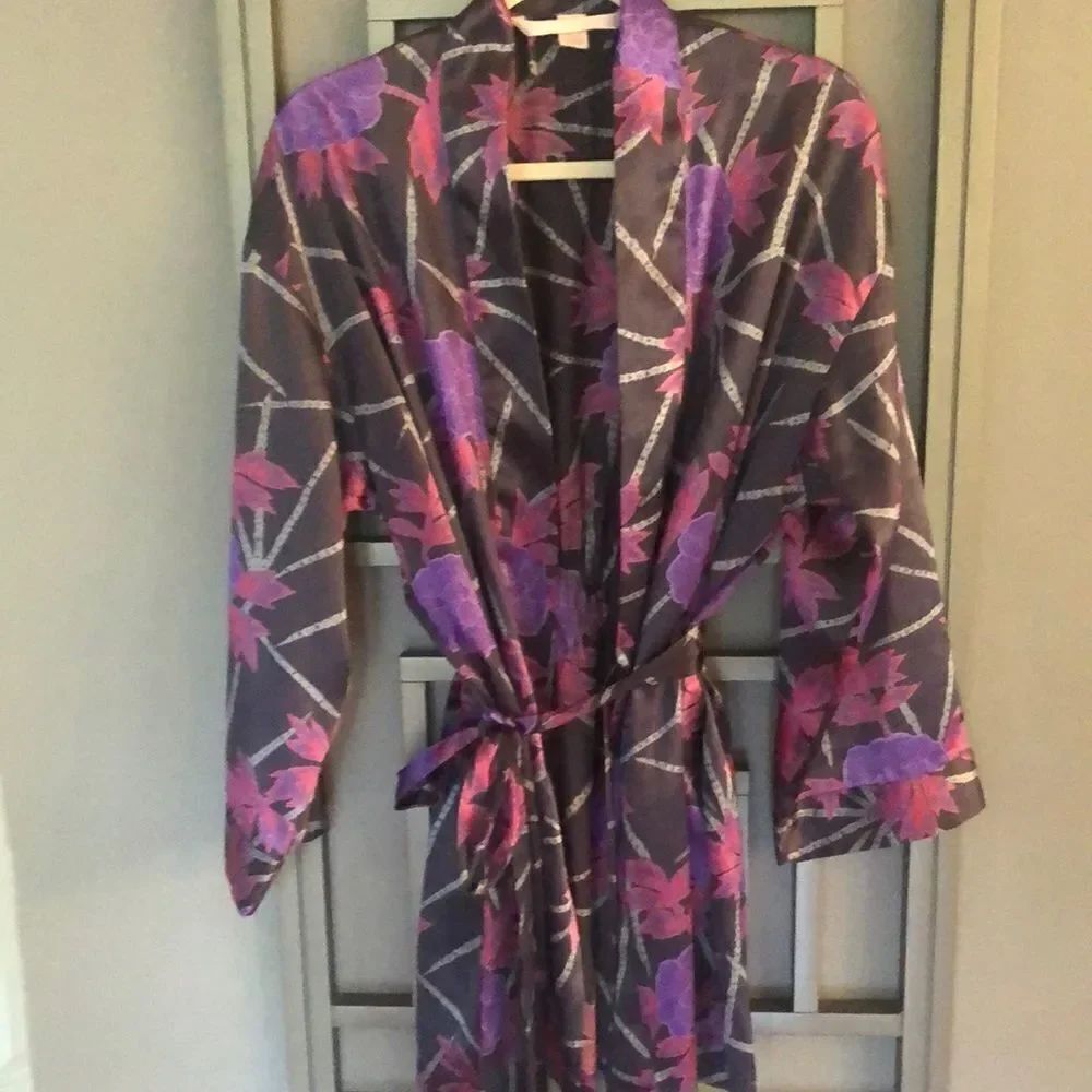 Vintage Victoria’s Secret kimono style short Satin floral robe w cinch waist.